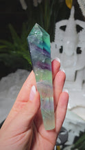 Laden und Abspielen von Videos im Galerie-Viewer, Fluorit Zepter auf Stand
