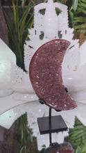 Laden und Abspielen von Videos im Galerie-Viewer, Regenbogen Amethyst Mond auf Stand

