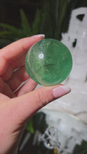 Laden und Abspielen von Videos im Galerie-Viewer, Fluorit Kugel mit Stand

