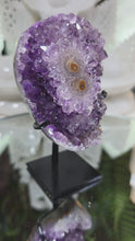 Laden und Abspielen von Videos im Galerie-Viewer, Amethyst mit Stalaktitauge auf Stand
