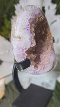 Laden und Abspielen von Videos im Galerie-Viewer, Amethyst Cluster mit Zuckerkristallen auf Stand
