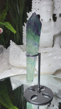 Laden und Abspielen von Videos im Galerie-Viewer, Fluorit Zepter auf Stand
