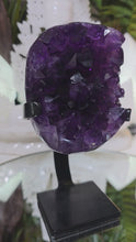 Laden und Abspielen von Videos im Galerie-Viewer, AAA High Quality Amethyst auf Stand

