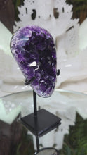 Laden und Abspielen von Videos im Galerie-Viewer, High Quality Amethyst Cluster auf Stand
