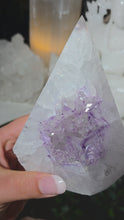 Laden und Abspielen von Videos im Galerie-Viewer, Quarzspitze mit Amethyst Druse
