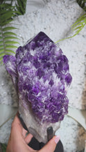 Laden und Abspielen von Videos im Galerie-Viewer, Elestial Amethyst Cluster Spitze (Kundalini Amethyst) mit Stand
