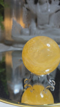Laden und Abspielen von Videos im Galerie-Viewer, High Quality Golden Healer Kugel mit Stand
