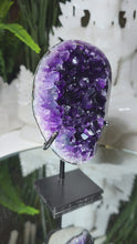 Laden und Abspielen von Videos im Galerie-Viewer, High Quality Amethyst auf Stand
