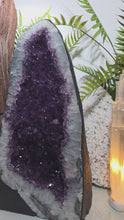 Laden und Abspielen von Videos im Galerie-Viewer, B Ware XL Amethyst Kathedrale
