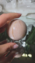 Laden und Abspielen von Videos im Galerie-Viewer, Sonnenstein Mondstein Kugel mit Stand
