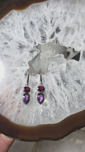Laden und Abspielen von Videos im Galerie-Viewer, Ohrringe Granat und Amethyst facettiert Silber
