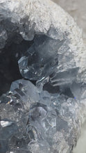 Laden und Abspielen von Videos im Galerie-Viewer, Große Coelestin Cluster Geode
