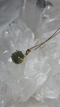 Laden und Abspielen von Videos im Galerie-Viewer, Kettenanhänger Moldavit Gold
