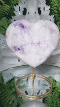 Laden und Abspielen von Videos im Galerie-Viewer, Pink Amethyst mit Amethyst Herz auf Stand
