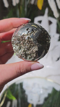 Laden und Abspielen von Videos im Galerie-Viewer, Pyrit Kugel mit Stand
