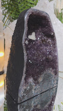 Laden und Abspielen von Videos im Galerie-Viewer, Amethyst Kathedrale mit Calcit
