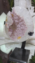 Laden und Abspielen von Videos im Galerie-Viewer, Regenbogen Amethyst auf Stand
