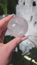 Laden und Abspielen von Videos im Galerie-Viewer, Sehr helle Rosenquarz Kugel mit Stand
