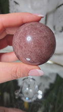 Laden und Abspielen von Videos im Galerie-Viewer, Erdbeerquarz Kugel mit Stand
