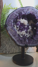 Laden und Abspielen von Videos im Galerie-Viewer, XXL Einzigarter Amethyst Calcit Cluster mit rotierbarem Stand
