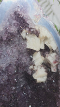 Laden und Abspielen von Videos im Galerie-Viewer, XL Amethyst Kathedrale mit Calcit
