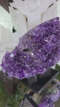 Laden und Abspielen von Videos im Galerie-Viewer, Amethyst Cluster auf Stand
