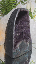 Laden und Abspielen von Videos im Galerie-Viewer, Amethyst Kathedrale mit Calcit
