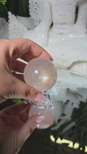 Laden und Abspielen von Videos im Galerie-Viewer, Sehr helle Rosenquarz Kugel mit Stand
