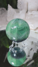 Laden und Abspielen von Videos im Galerie-Viewer, Fluorit Kugel mit Stand
