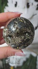 Laden und Abspielen von Videos im Galerie-Viewer, Pyrit Kugel mit Stand
