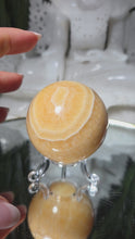 Laden und Abspielen von Videos im Galerie-Viewer, Orangencalcit Kugel mit Stand
