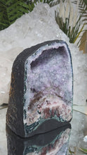 Laden und Abspielen von Videos im Galerie-Viewer, Amethyst mit Pink Amethyst Kathedrale
