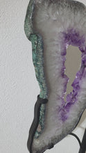 Laden und Abspielen von Videos im Galerie-Viewer, XXL Amethyst Flügel Paar auf Stand
