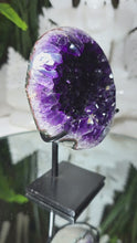 Laden und Abspielen von Videos im Galerie-Viewer, High Quality Amethyst auf Stand
