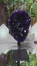 Laden und Abspielen von Videos im Galerie-Viewer, XL High Quality Amethyst Cluster auf Stand
