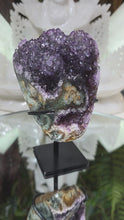 Laden und Abspielen von Videos im Galerie-Viewer, Amethyst Cluster mit Stand
