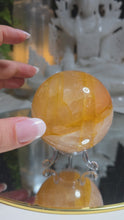 Laden und Abspielen von Videos im Galerie-Viewer, High Quality Golden Healer Kugel mit Stand
