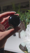 Laden und Abspielen von Videos im Galerie-Viewer, Regenbogen Obsidian Kugel mit Stand
