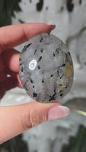 Laden und Abspielen von Videos im Galerie-Viewer, Turmalinquarz Taschenstein (stärkster Schutzstein)
