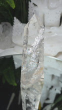 Laden und Abspielen von Videos im Galerie-Viewer, Rauchiger Bergkristall Turm mit Regenbögen
