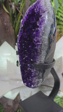 Laden und Abspielen von Videos im Galerie-Viewer, XL High Quality Amethyst Cluster auf Stand
