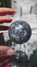 Laden und Abspielen von Videos im Galerie-Viewer, Larvikit Norwegische Mondstein Kugel
