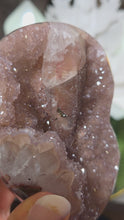 Laden und Abspielen von Videos im Galerie-Viewer, Regenbogen Amethyst mit Calcit auf Stand
