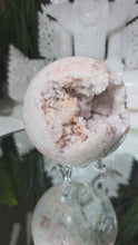 Laden und Abspielen von Videos im Galerie-Viewer, Pink Amethyst Druzy Kugel
