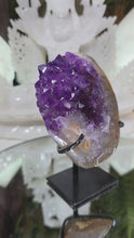 Laden und Abspielen von Videos im Galerie-Viewer, Amethyst auf Stand
