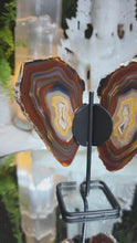 Laden und Abspielen von Videos im Galerie-Viewer, Achat Schmetterling mit Druzy auf Stand
