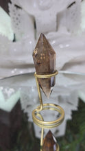 Laden und Abspielen von Videos im Galerie-Viewer, Vogel Cut Rauchquarz mit Stand
