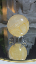 Laden und Abspielen von Videos im Galerie-Viewer, High Quality Golden Healer Kugel mit Stand
