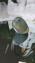 Laden und Abspielen von Videos im Galerie-Viewer, High Quality Labradorit Freeform
