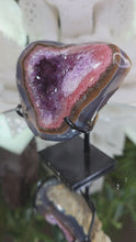 Laden und Abspielen von Videos im Galerie-Viewer, Regenbogen Amethyst mit Achat auf Stand
